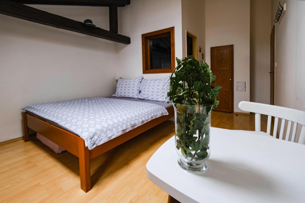 Sklep U Hrabalu Aparthotel ฮุสโตเปเช ภายนอก รูปภาพ